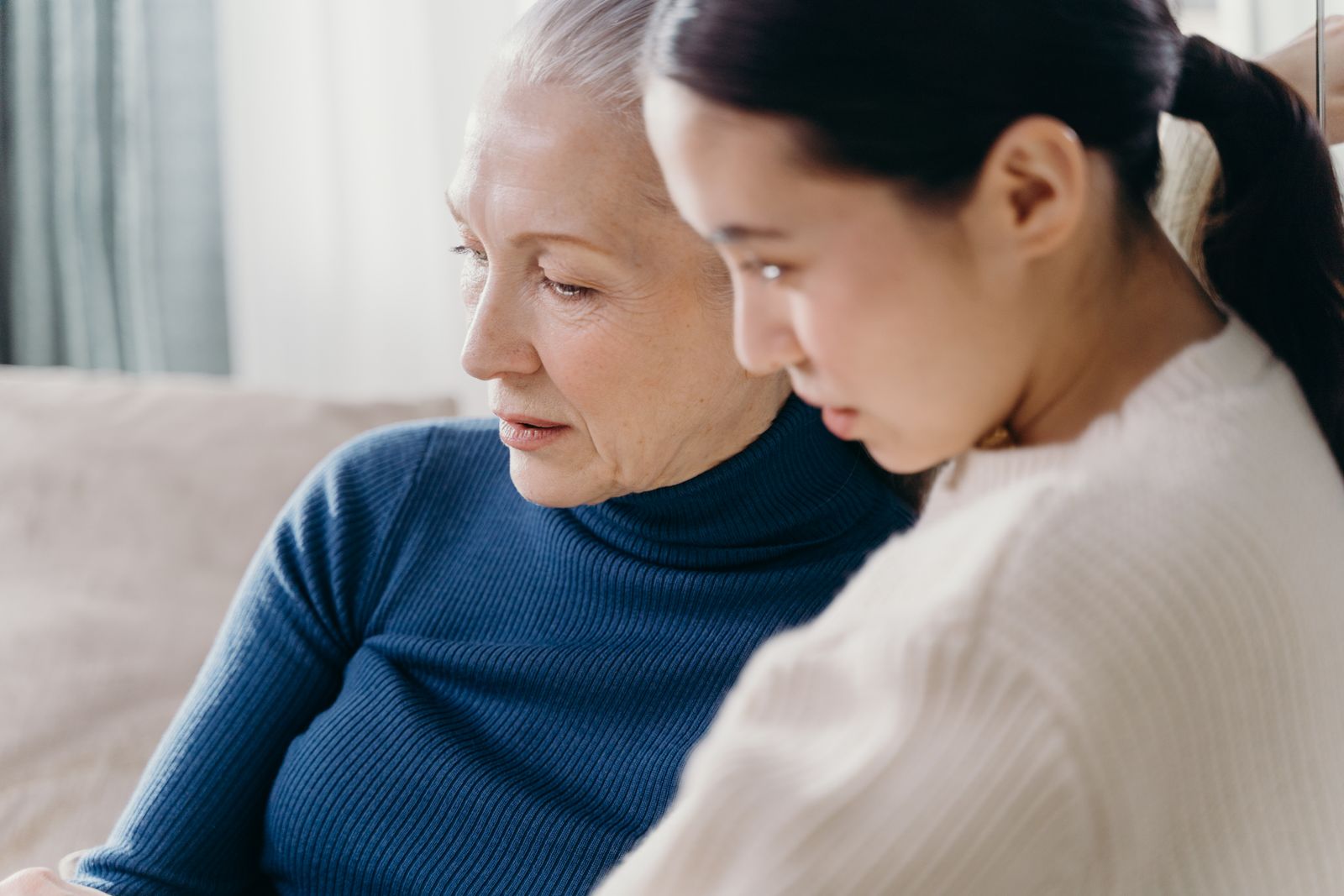 Fille adulte auprès de sa mère âgée, présence silencieuse