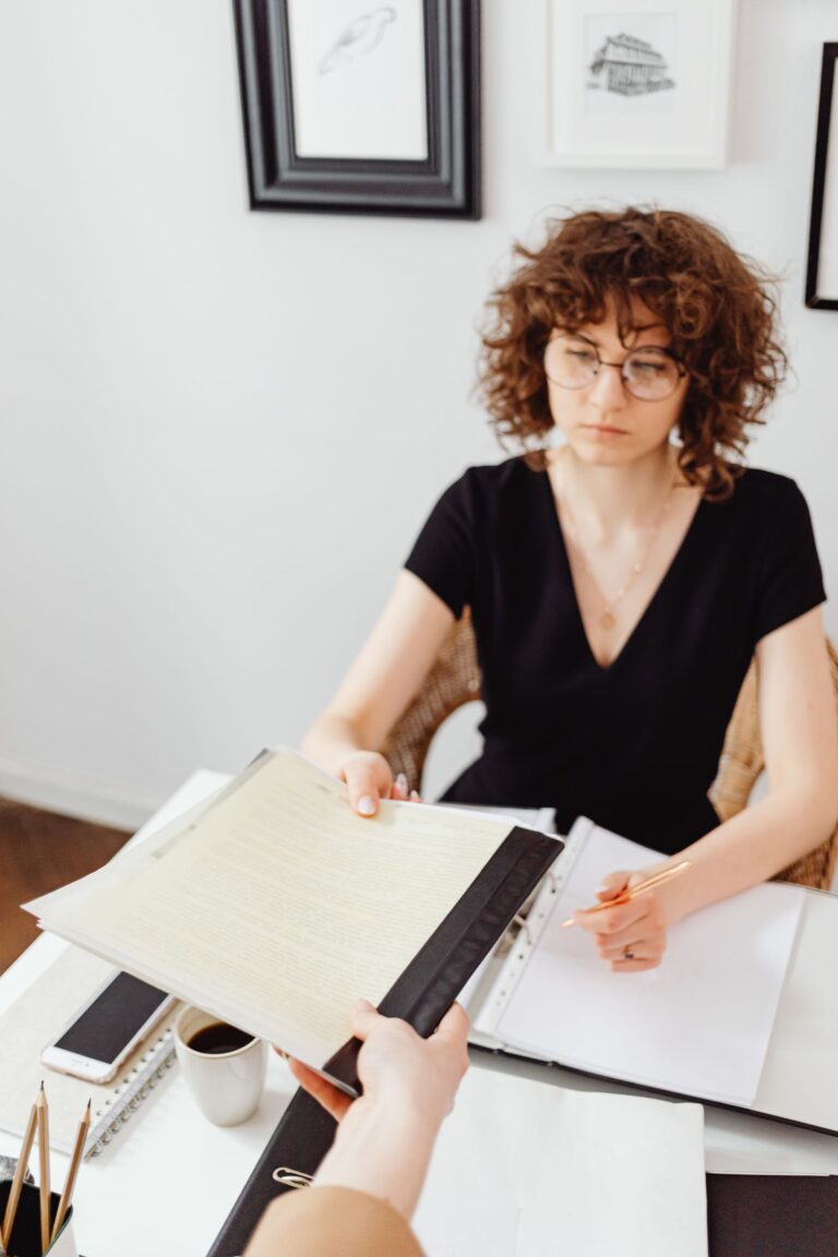 Femme remplissant un dossier administratif à son bureau