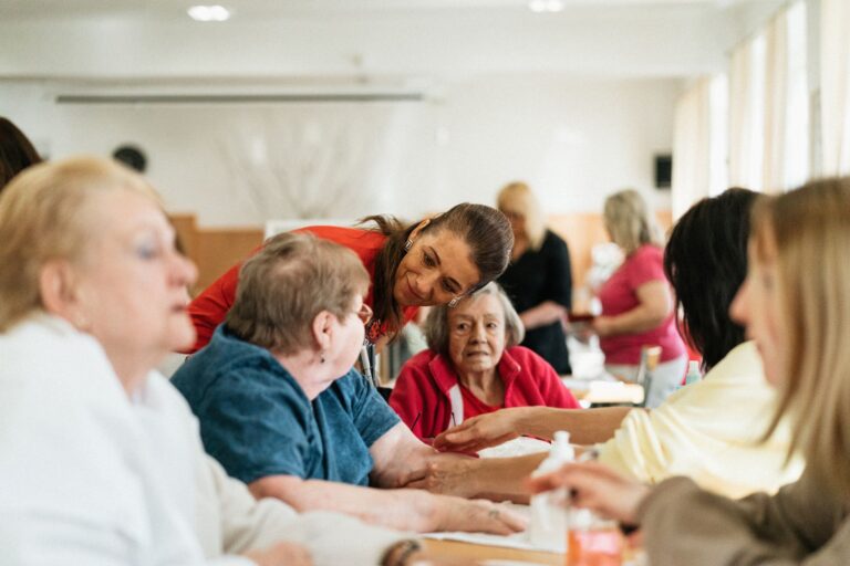 Aidante animant une tablée de seniors