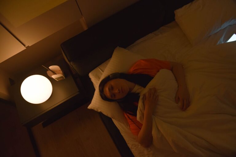 Femme éveillée dans son lit la nuit