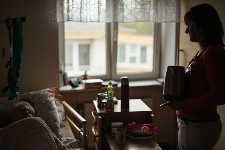 Aidante au chevet d'une femme âgée alitée