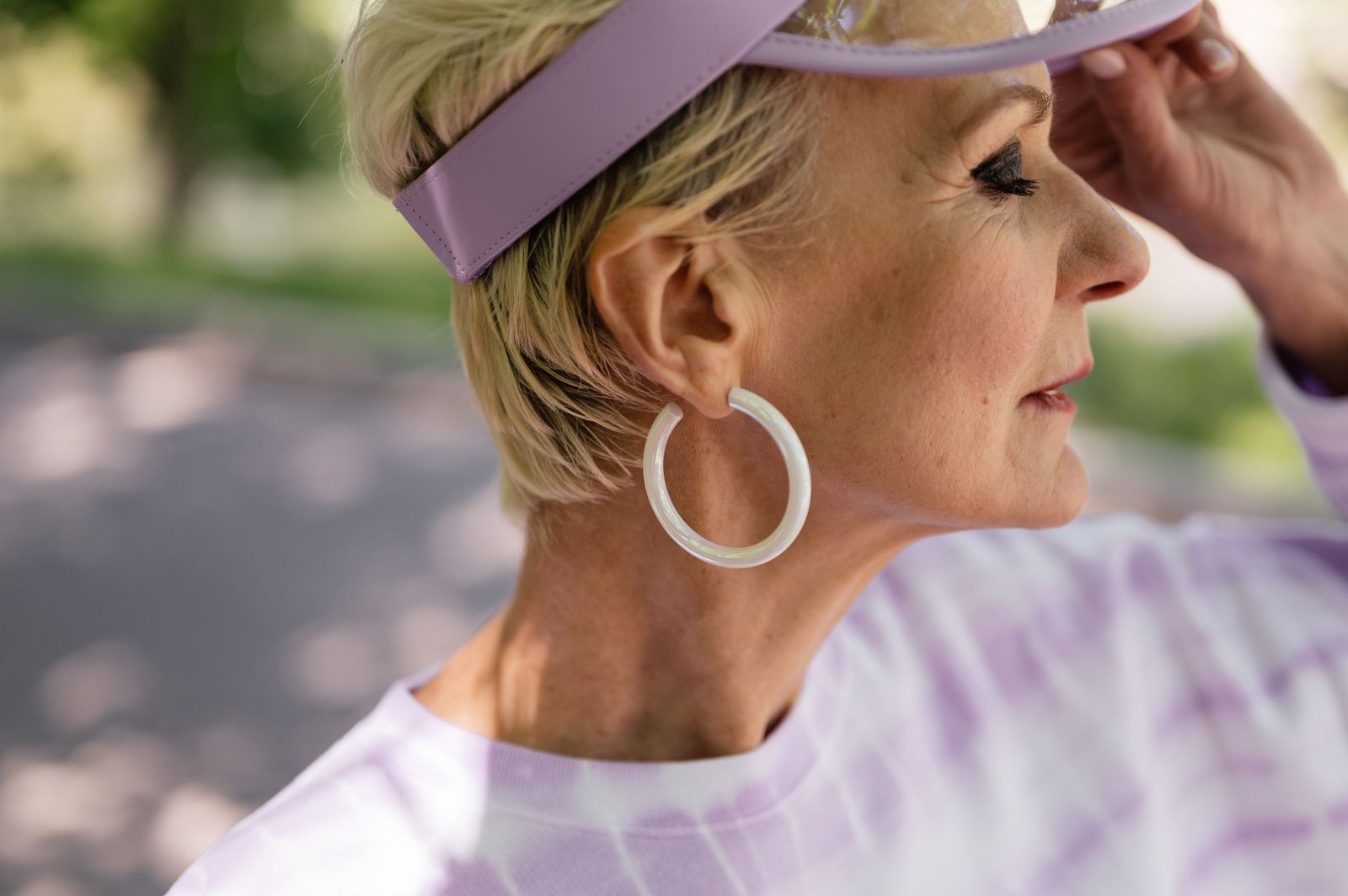Femme âgée portant une visière de protection contre le soleil en été