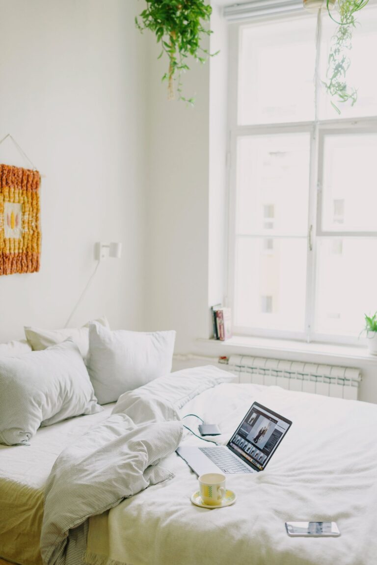 Chambre accueillante et lumineuse, lit fait