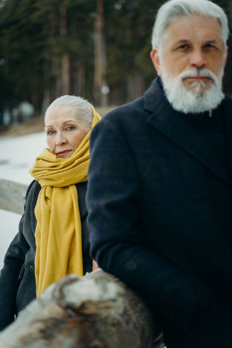 Couple de seniors en tenue d'hiver