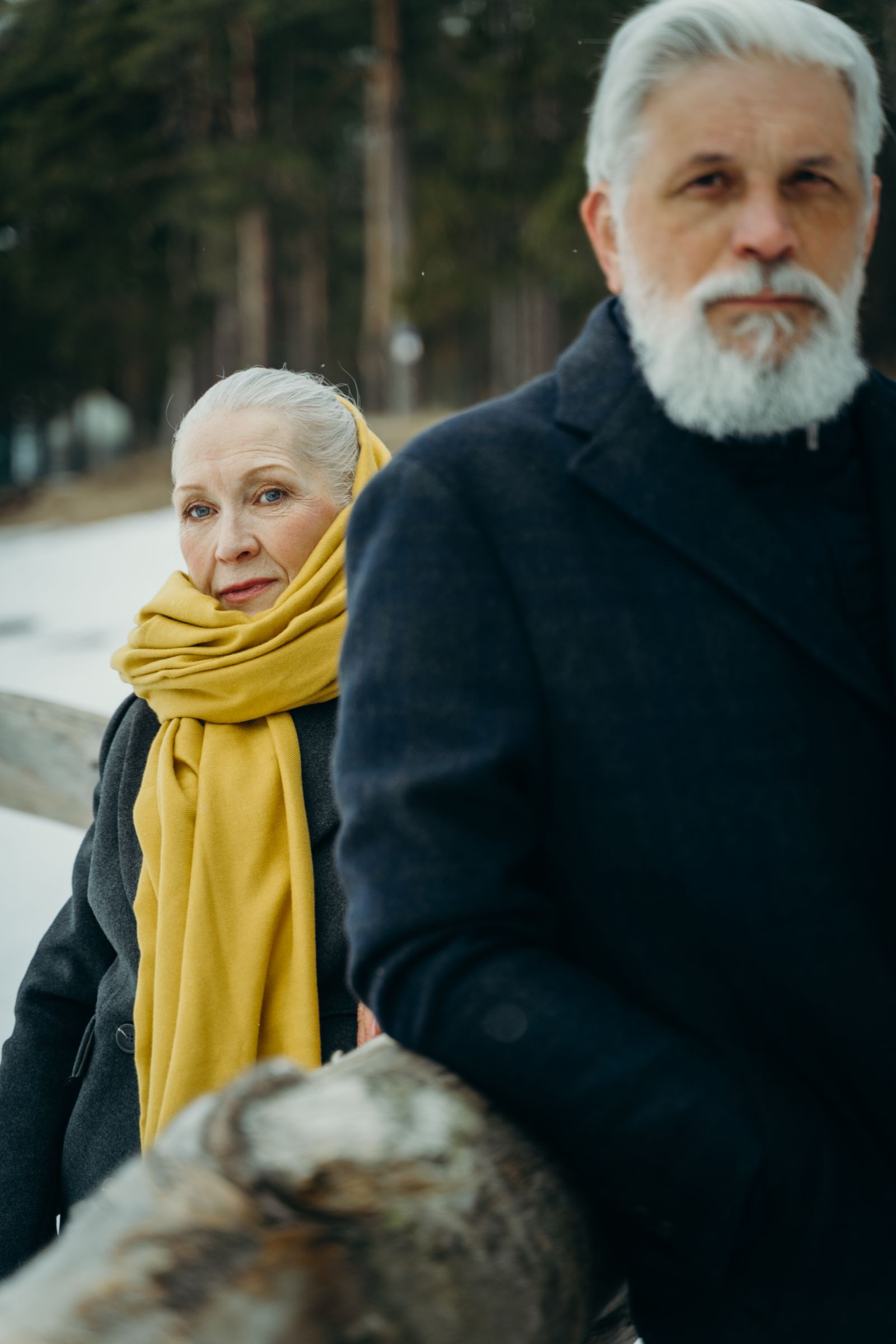Couple de seniors en tenue d'hiver