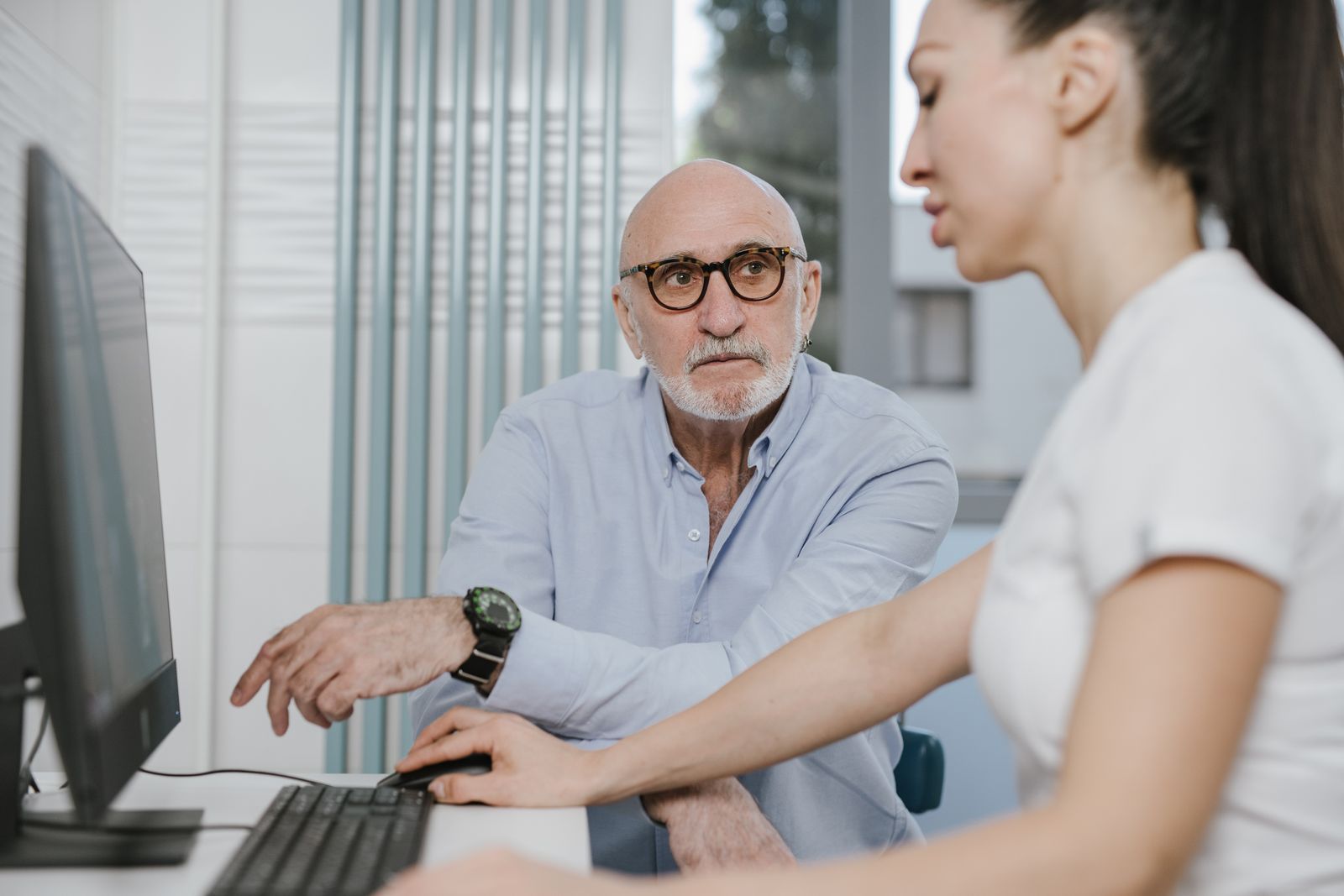 Homme âgé en consultation médicale discrète avec une soignante