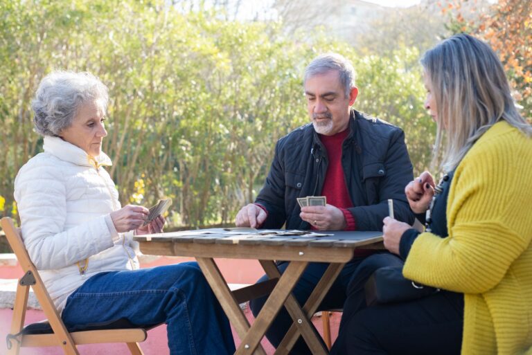 Seniors jouant aux cartes