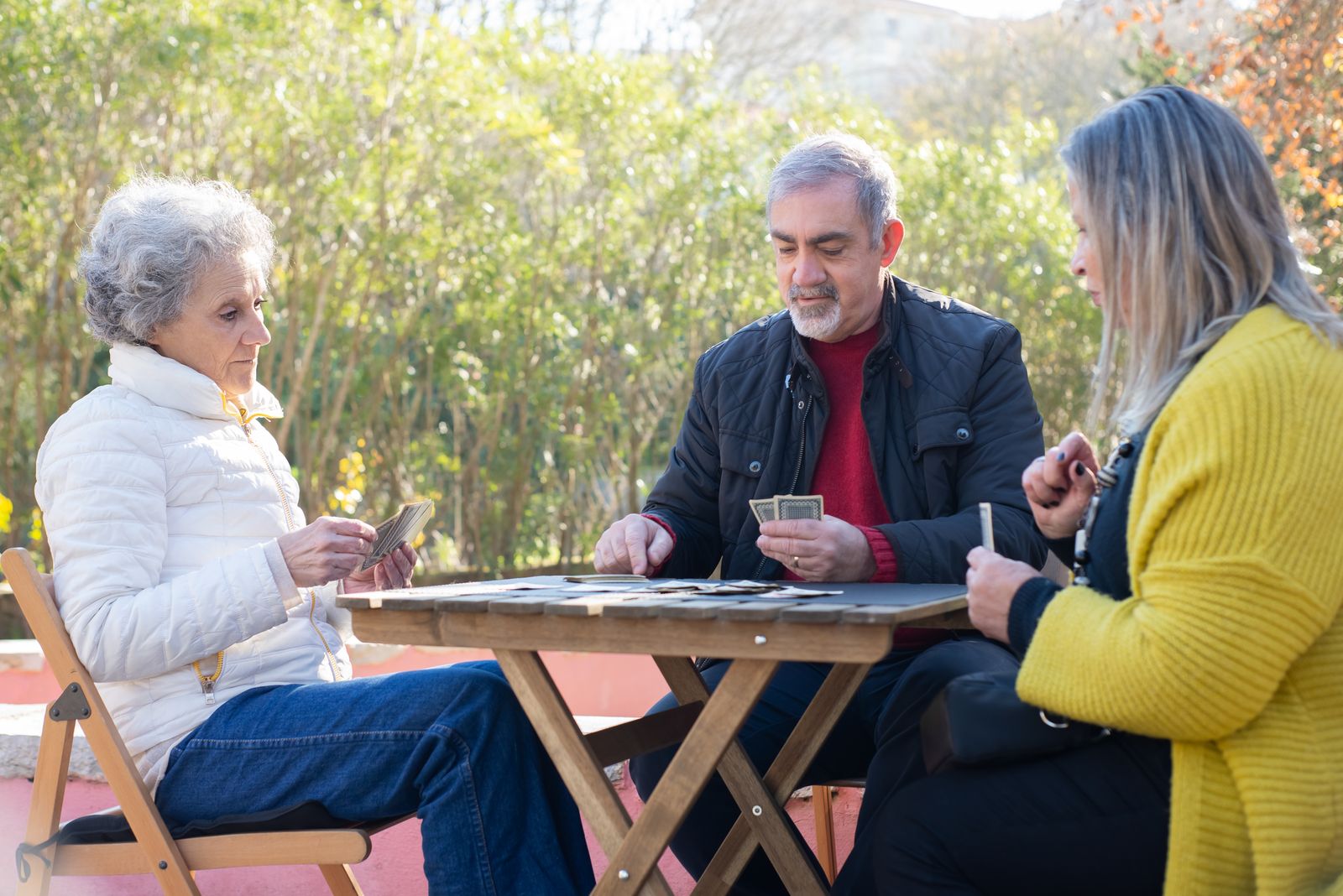 Seniors jouant aux cartes
