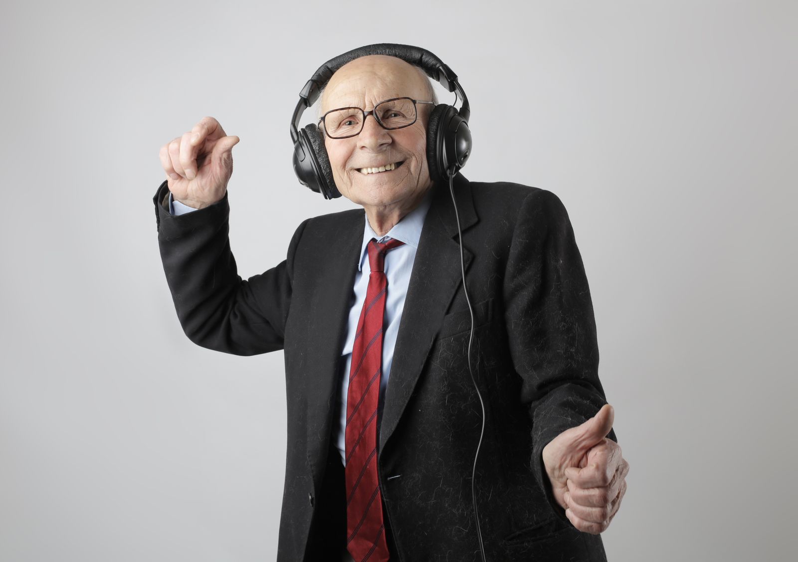 Homme âgé souriant, casque audio