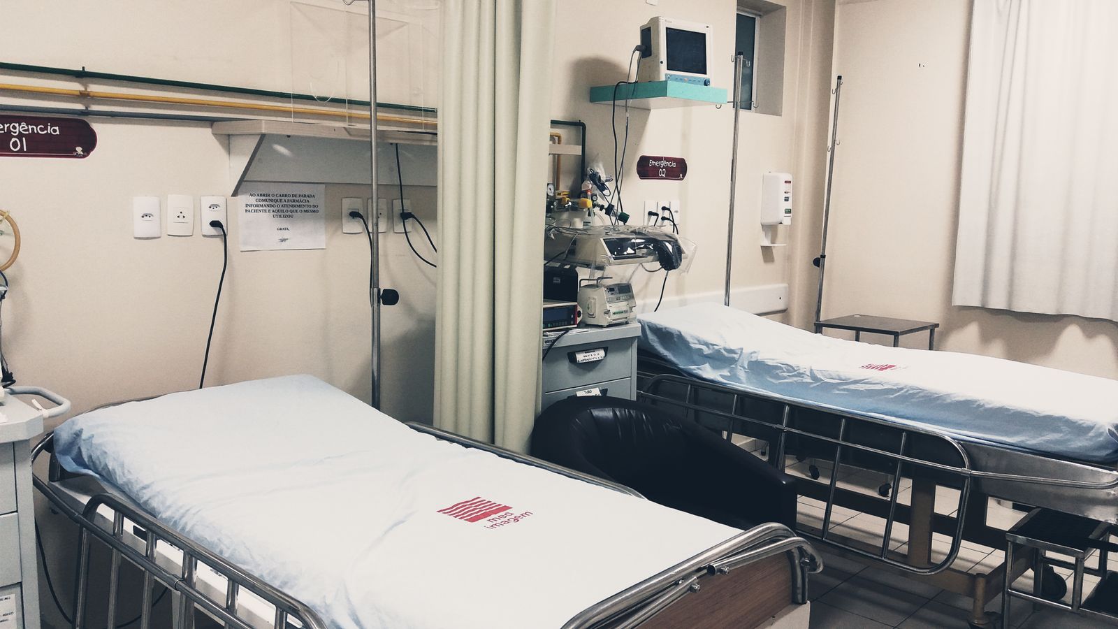 Lit médicalisé équipé de son matelas dans une chambre de soins