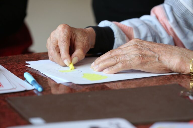 Mains âgées en activité manuelle d'art-thérapie