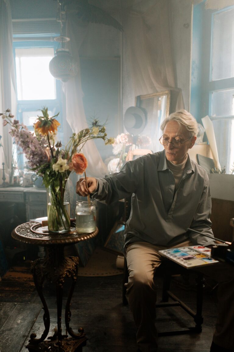 Homme âgé peignant dans son atelier