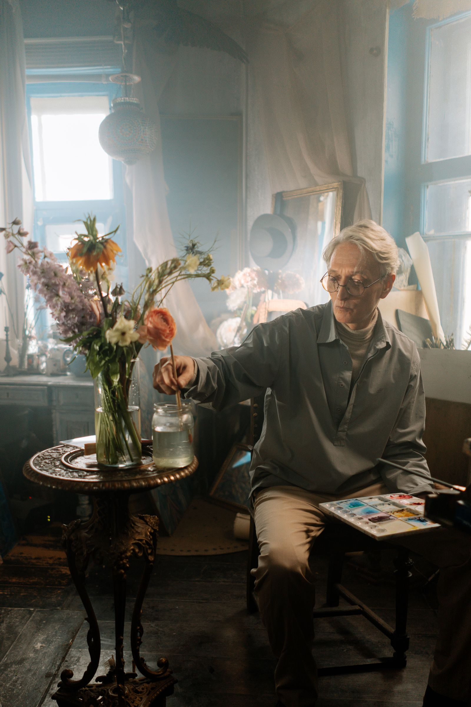 Homme âgé peignant dans son atelier