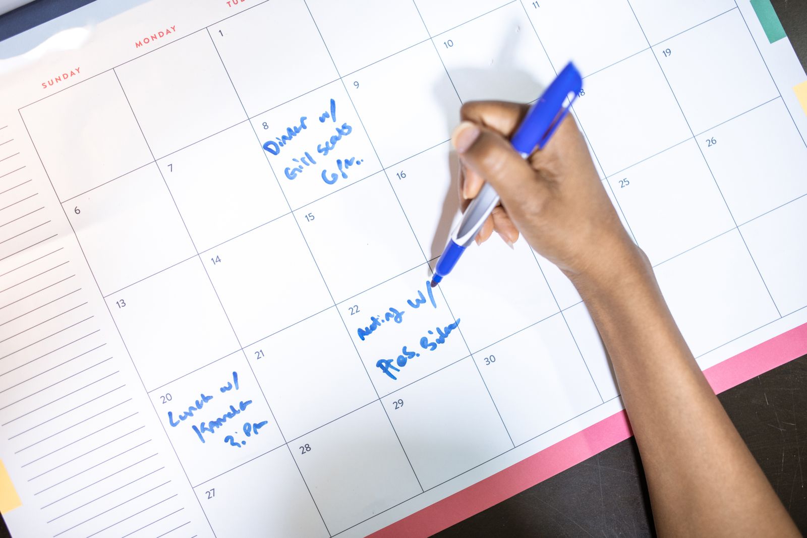 Calendrier mensuel où sont notés les rendez-vous des intervenants à domicile