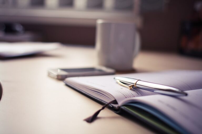 Agenda ouvert avec stylo et café, organiser sa journée d'aidant