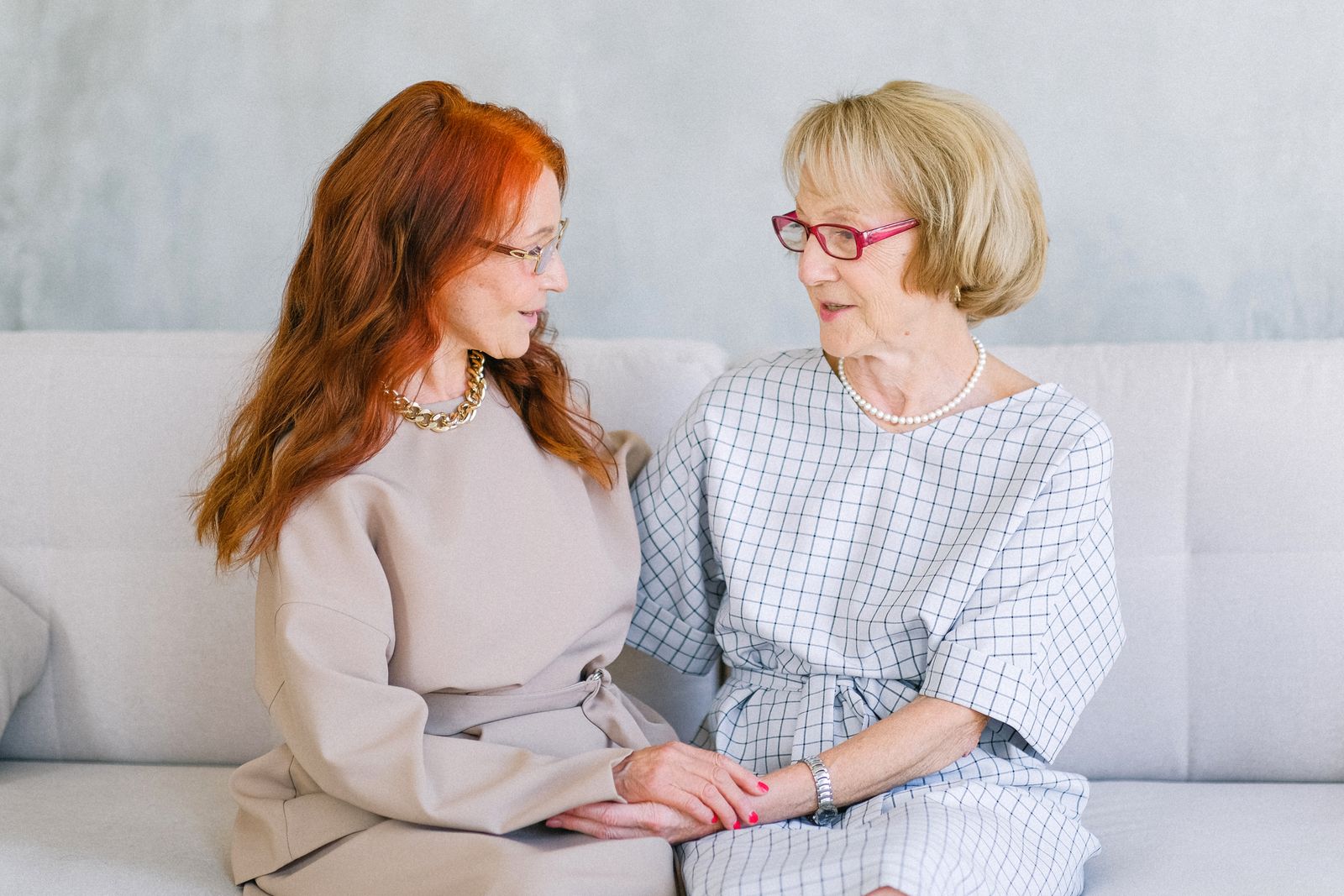 Deux femmes âgées se tenant les mains