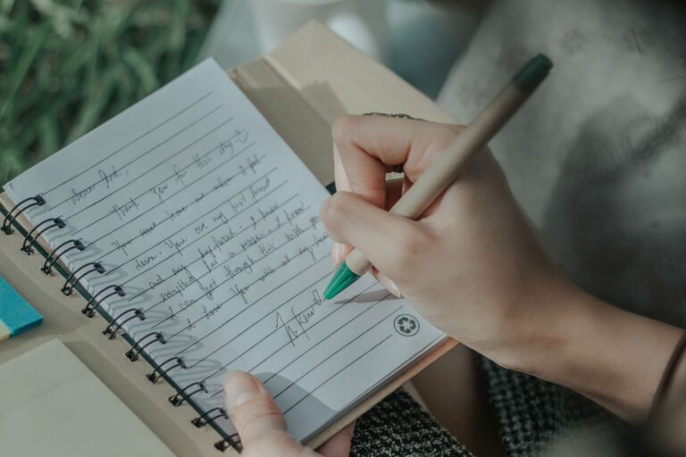 Main écrivant dans un carnet