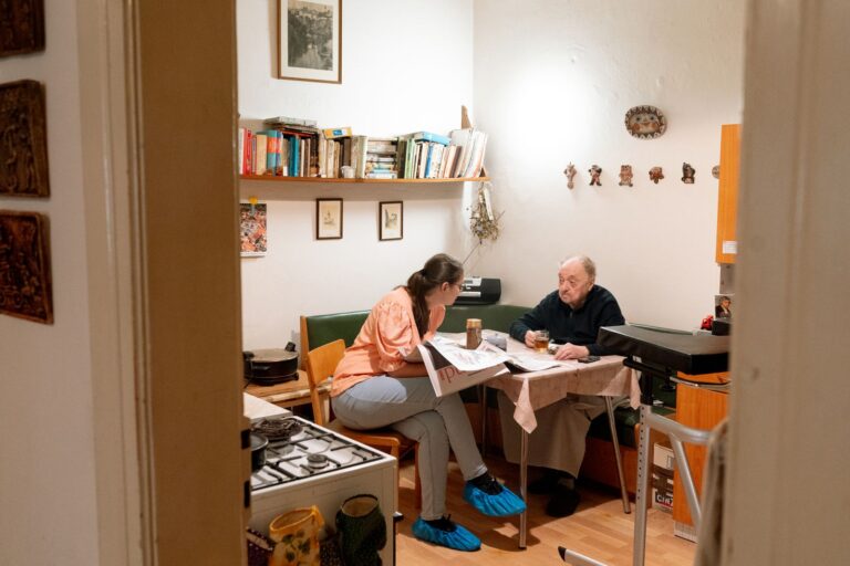 Aidante et homme âgé en conversation complice