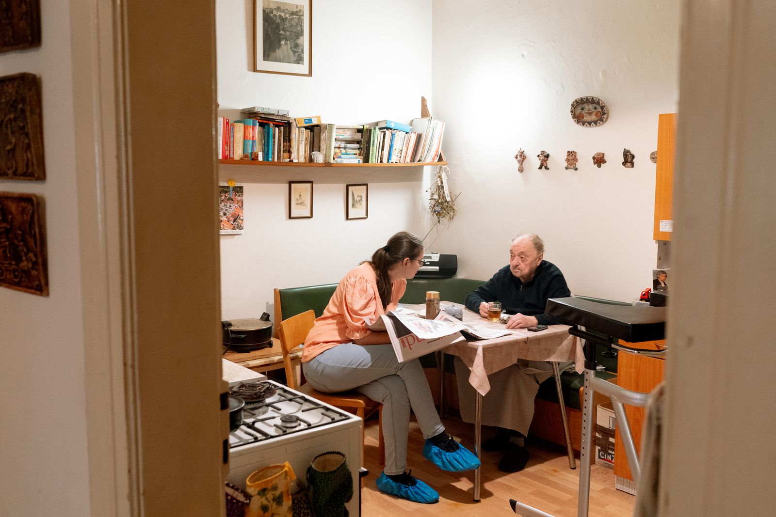 Aidante et homme âgé en conversation complice