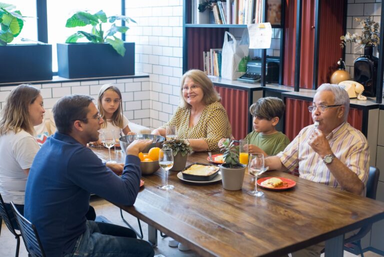 Repas familial multigénérationnel