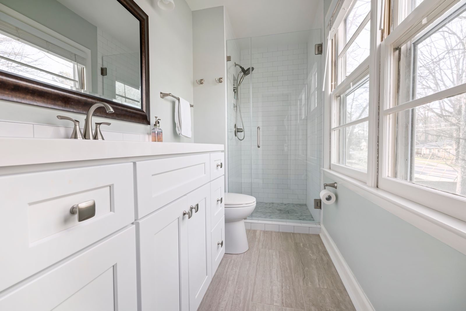 Douche moderne à porte vitrée