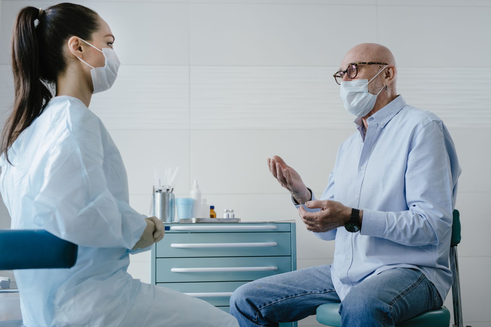 Homme âgé en consultation avec son médecin