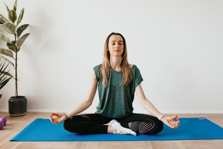 Femme pratiquant le yoga doux à la maison