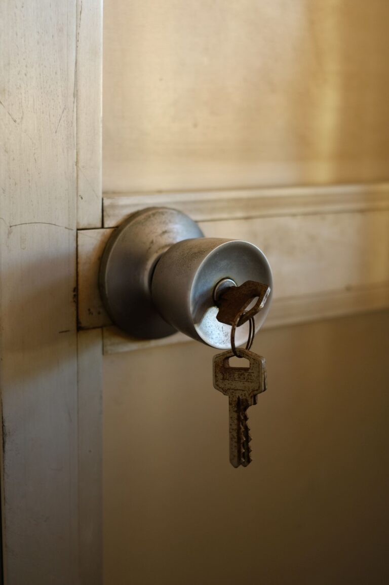 Clé dans la serrure d'une porte, sécuriser le domicile en cas de troubles cognitifs