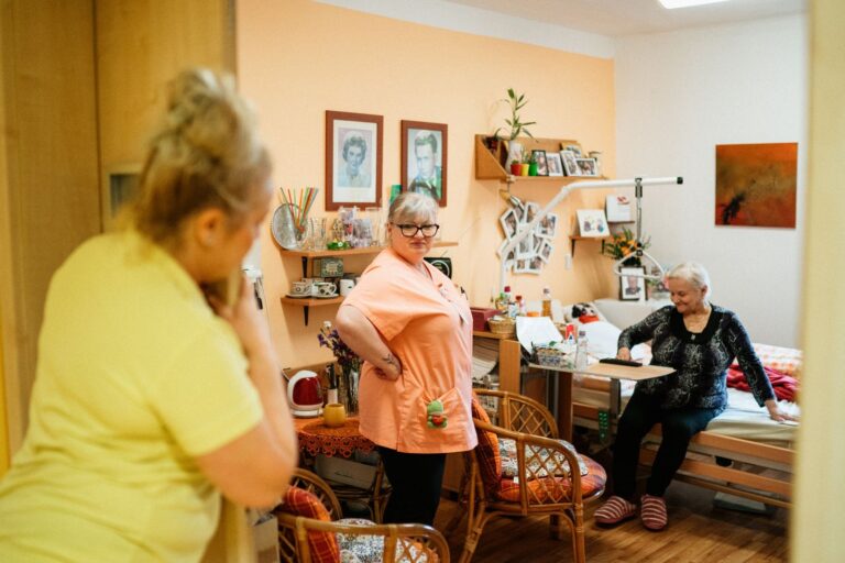 Équipe soignante entourant une dame âgée