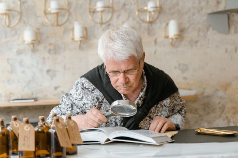 Homme âgé lisant à l'aide d'une loupe grossissante