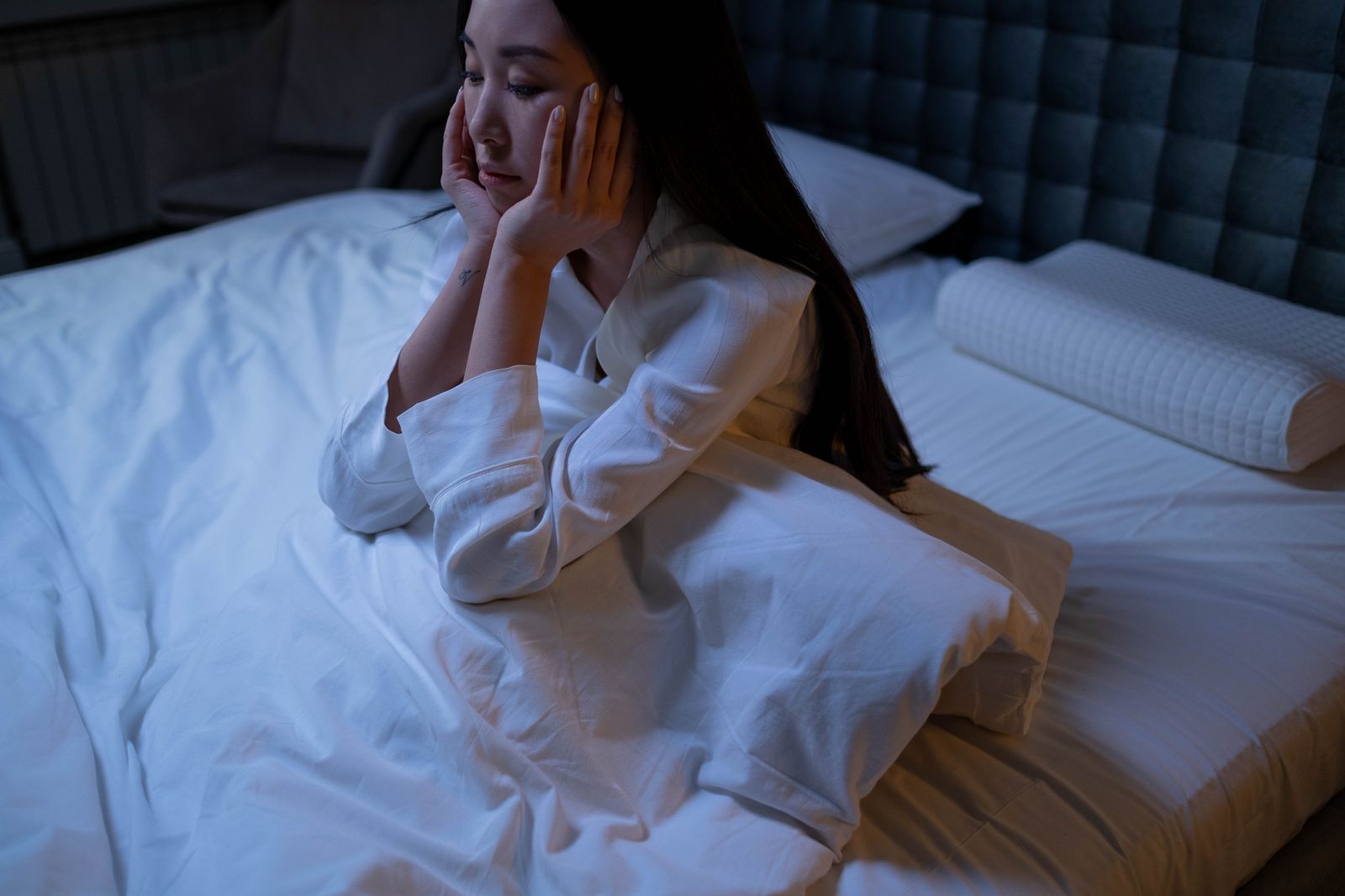 Femme éveillée dans son lit en pleine nuit, sommeil haché de l'aidante