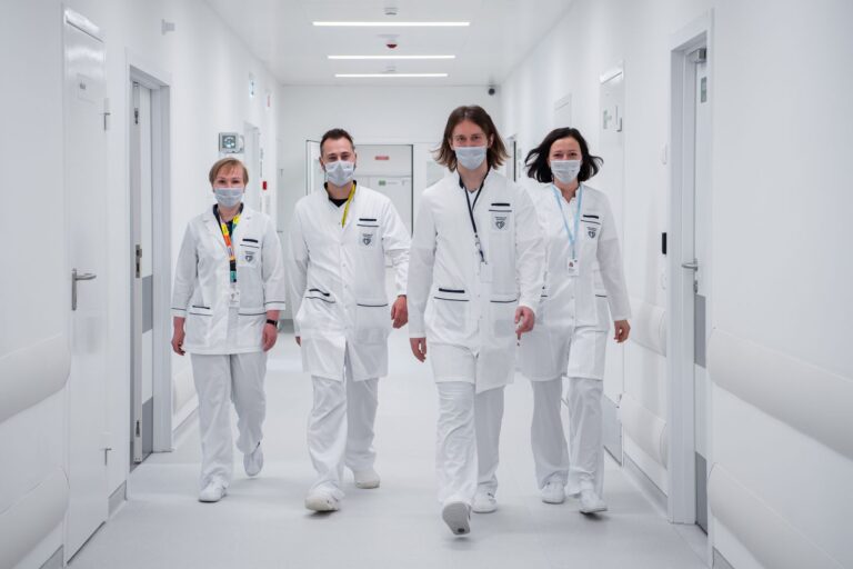 Couloir d'hôpital lumineux