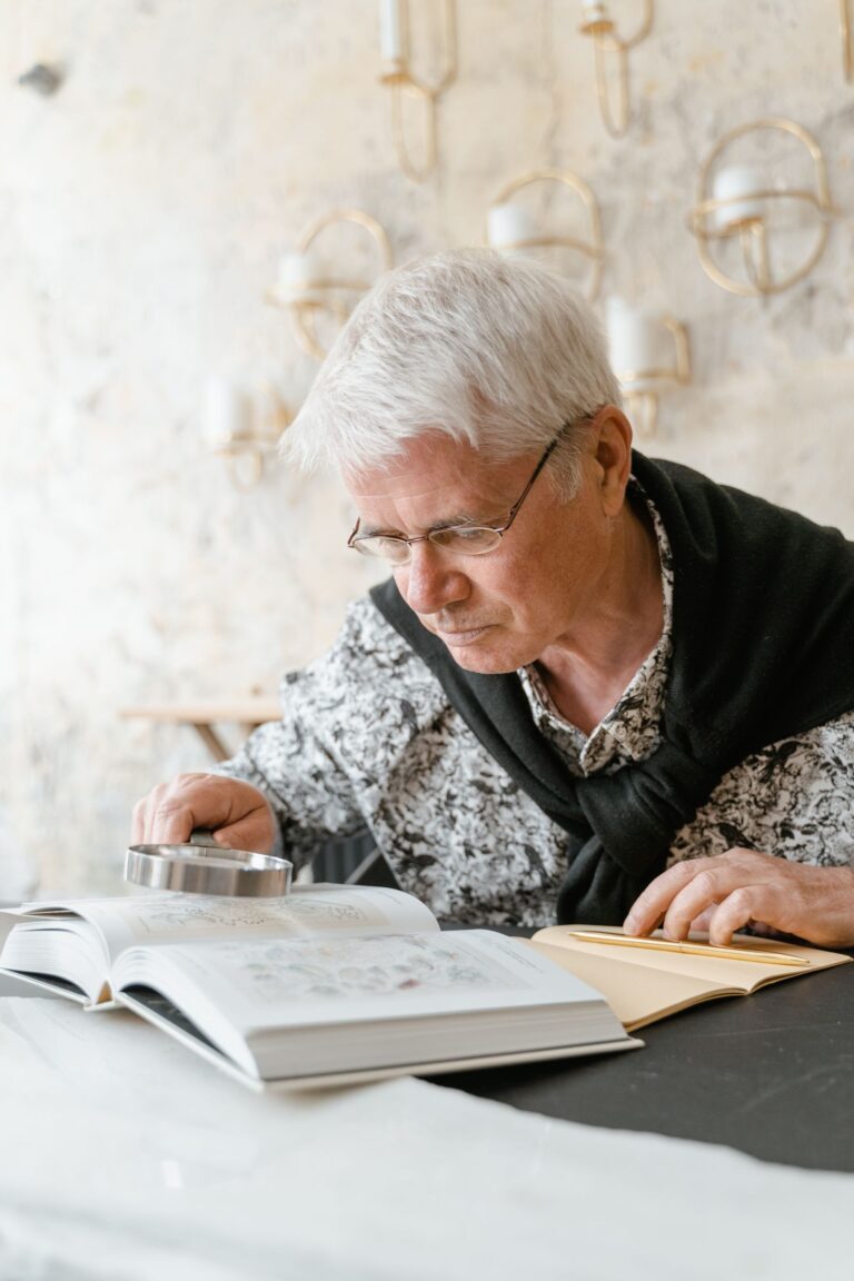 Homme âgé lisant à la loupe