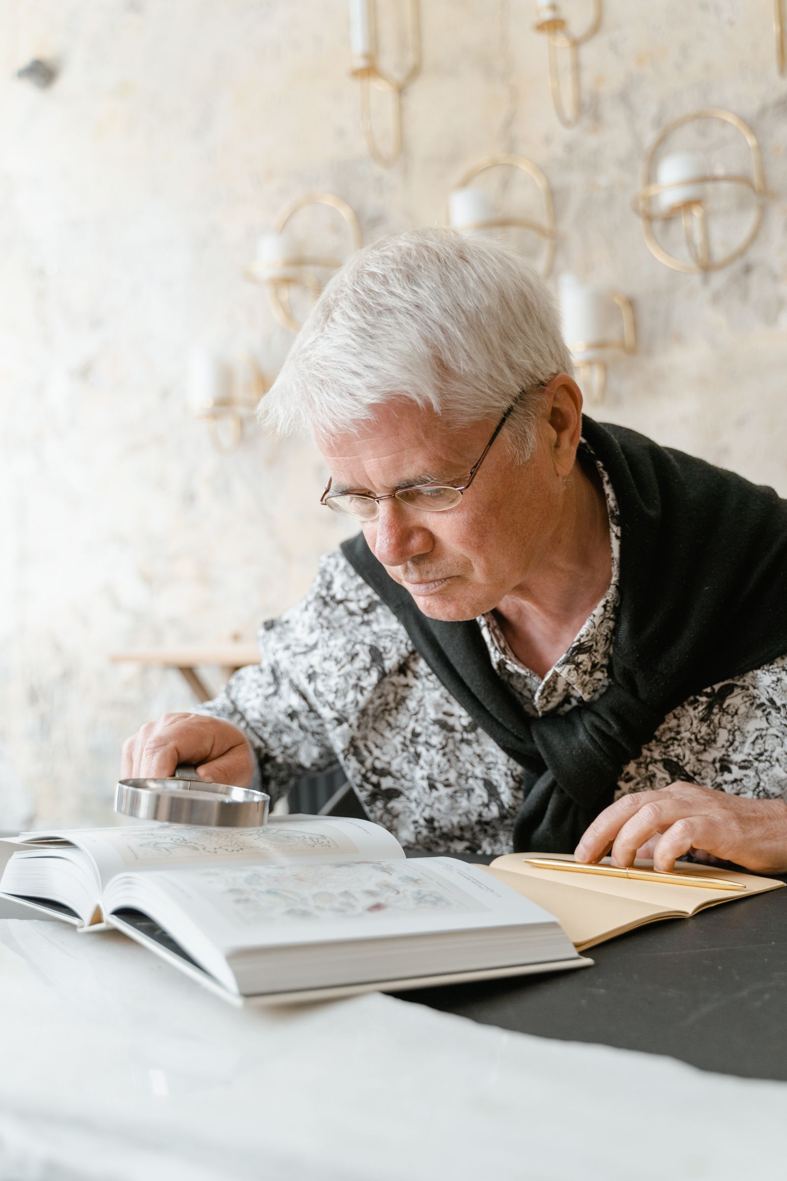 Homme âgé lisant à la loupe