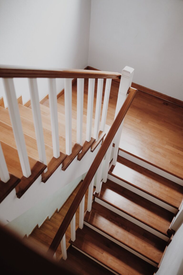Escalier en bois avec rampe