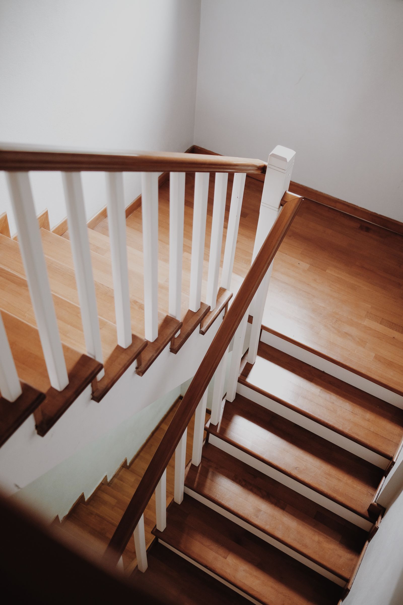 Escalier en bois avec rampe