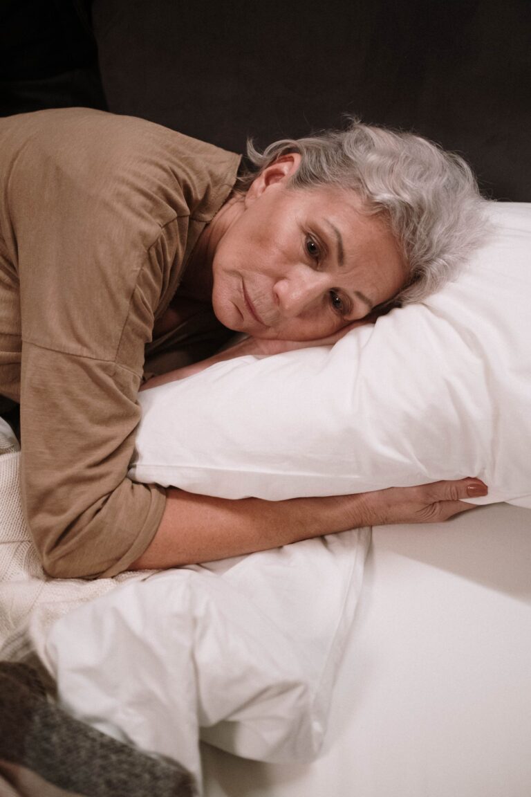 Femme âgée éveillée dans son lit, troubles du sommeil