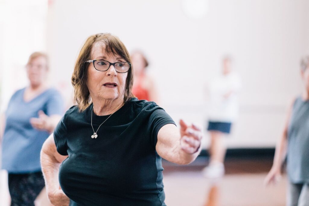 Femme âgée participant à un cours d'activité physique en groupe