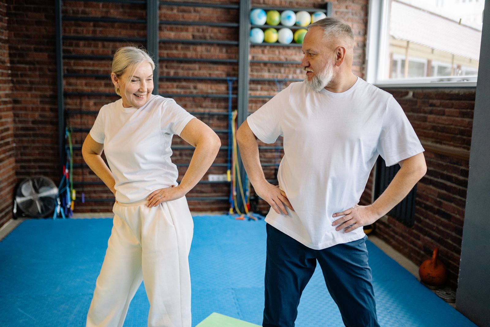 Couple âgé faisant de l'exercice ensemble à l'intérieur