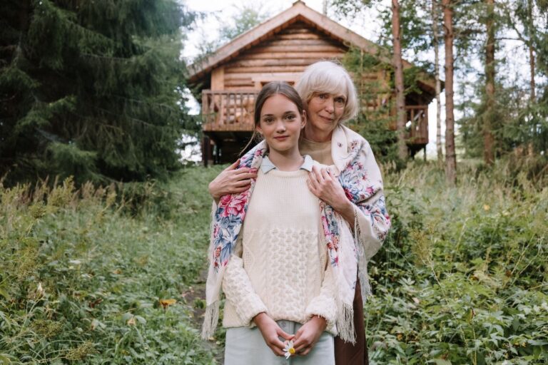 Grand-mère et sa petite-fille réunies en forêt