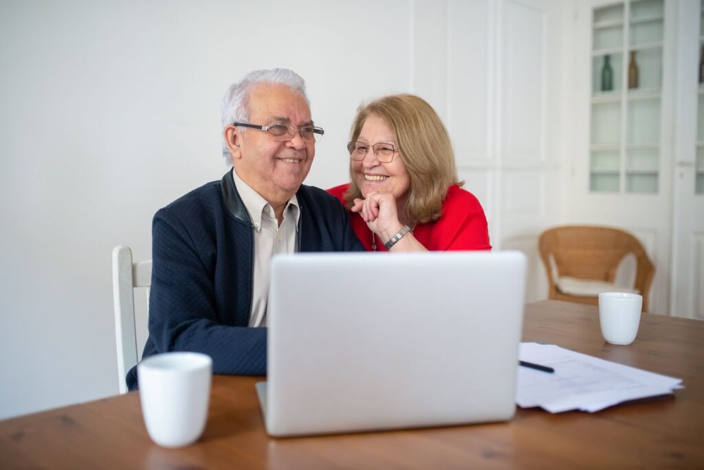 Couple âgé consultant des informations sur un ordinateur portable