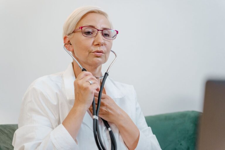Médecin avec un stéthoscope lors d'une consultation
