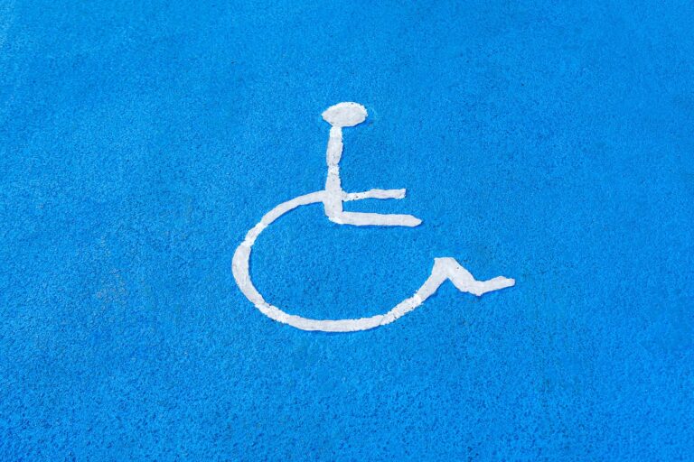 Panneau de stationnement réservé aux personnes handicapées