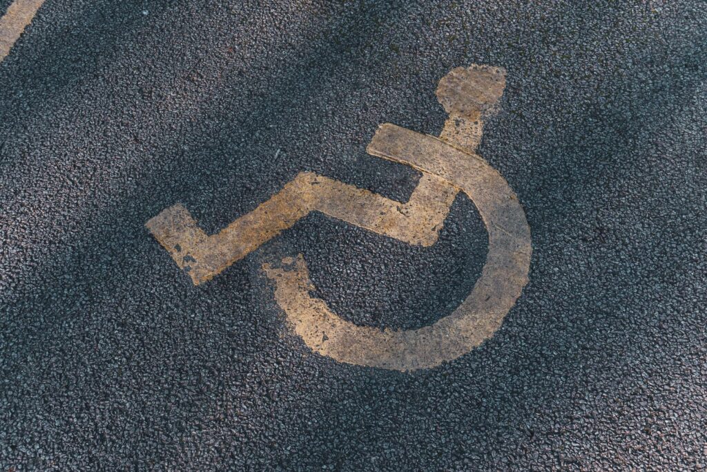 Marquage au sol d'une place de stationnement pour personne handicapée