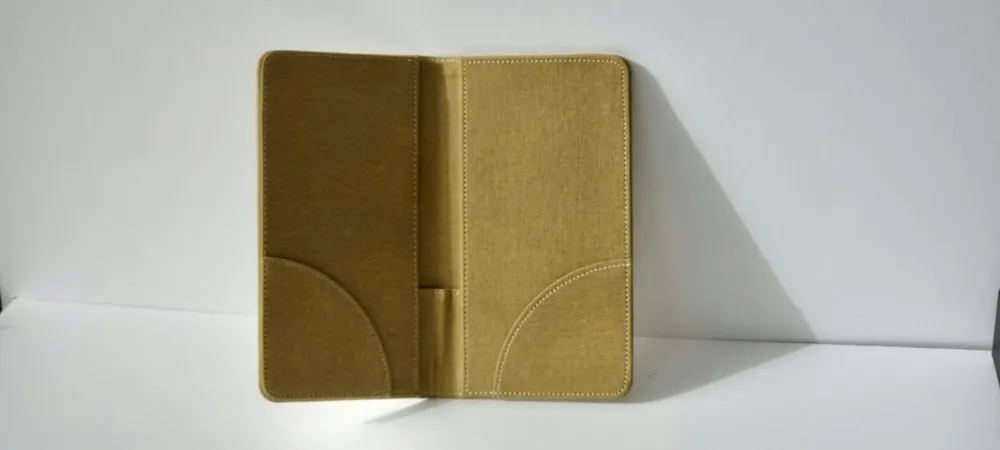Pochette de dossier beige ouverte, prête à recevoir des documents administratifs
