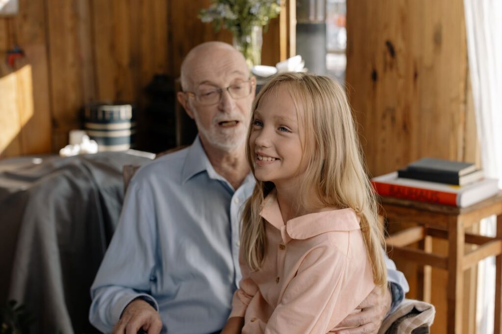 Grand-père partageant un moment complice avec sa petite-fille