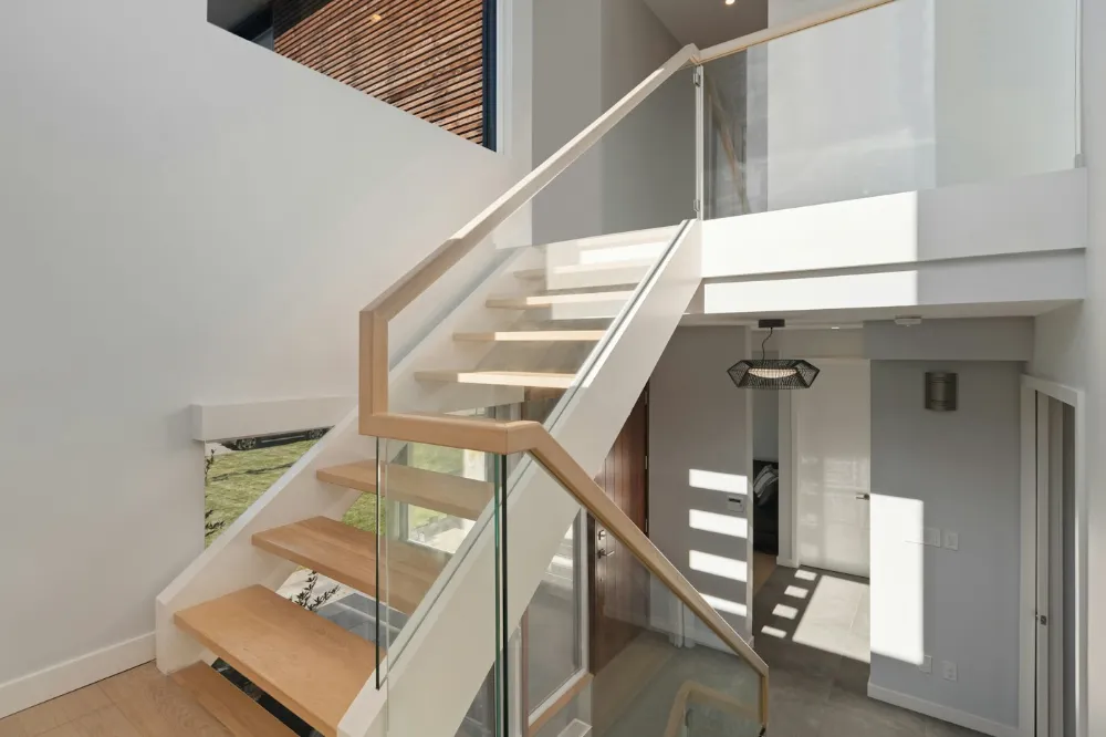 Escalier intérieur clair avec main courante en bois