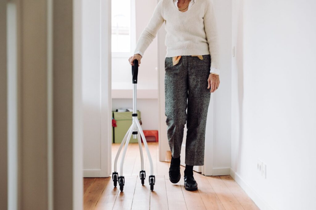 Personne âgée marchant chez elle avec un déambulateur