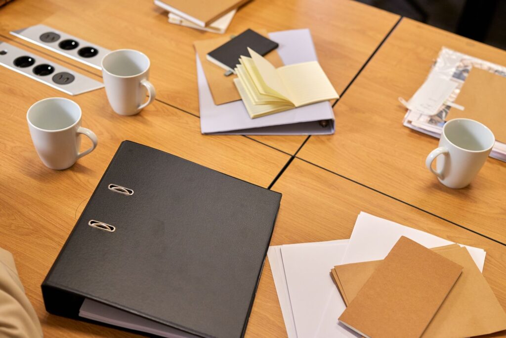 Classeur et papiers administratifs posés sur une table