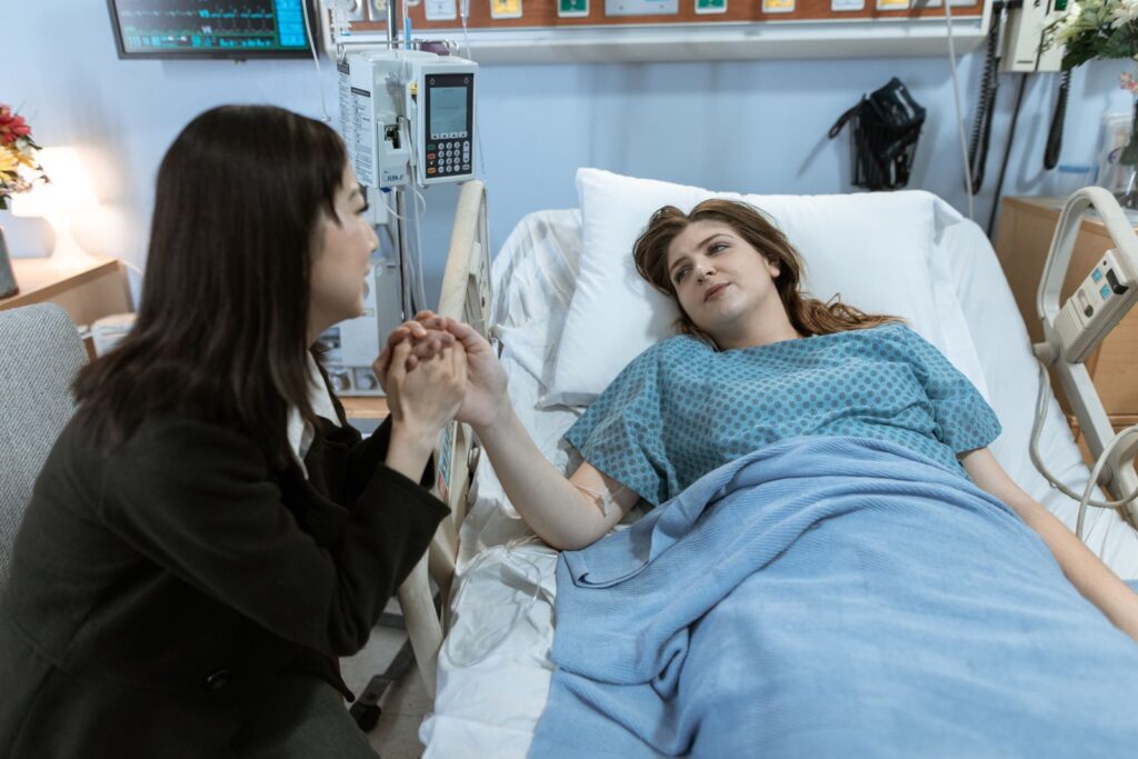 Femme rendant visite à sa mère alitée